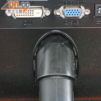 機背備有HDMI、DVI及D-sub插頭。