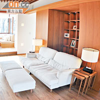 別墅內廳以木色為主調，空間極寬闊。 