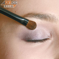 Step 1：於眼蓋位掃深紫色眼影，然後塗淺紫色眼影，營造自然效果。