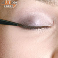 Step 2：畫黑色眼線及塗睫毛液。