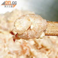 蝦餃的餡料以鮮蝦、筍和肥豬肉為主，傳統的還會加入爆香的豬網油，帶起甘香肉香。