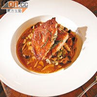 Faraona<BR>餐廳的招牌菜，用上雌珠雞（Guinea Hen），慢煮至肉質腍滑，伴以牛肝菌、意大利煙肉和白菜，加添甘香和口感。