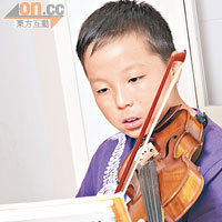 家謙也有文靜的一面，就是拉小提琴，他表示原本並不喜歡，但因媽媽安排學習，反而令他學得一技之長。