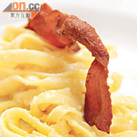 Spaghetti Carbonara （d）<br>最傳統的做法，將蛋和芝士混於意粉內，口感韌彈新鮮。