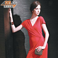 ESCADA紅色連身晚裝裙 $16,300、金鏈Clutch $11,500、金色Bangle $1,600（All from c）