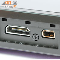 內置mini-HDMI插頭，可連接電視睇相播片。