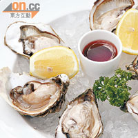Freshly Shucked Seasonal Oysters $155/6隻<BR>每天新鮮運到的生蠔來自法國、澳洲等地，款式選擇不多，但勝在質素高，每一隻都鮮甜肥美。