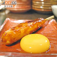 自家製雞肉棒    $38 <BR>以日本赤地雞的雞肉與雞軟骨製成，肉嫩中會吃到啖啖嚼勁，想更滑溜，可把雞肉棒蘸上蛋液吃，增添香氣。