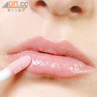 Step6.在雙唇塗搽淡粉紅色唇彩以增添自然美。