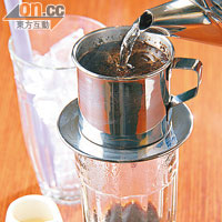 越南咖啡跟煉奶 $28<br>咖啡逐少滴出來，很香；再將它倒進載滿冰粒的杯子裏，加入煉奶，味道較甜，風味卻好地道。