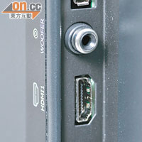 機側設有兩組USB插口，可直讀MKV、TS、AVI、RMVB等檔案。