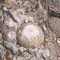 地殼下的氣體形成氣泡，隨熔岩流出地面後冷卻而成；再因侵蝕而掉出來後留下凹洞。