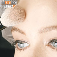 粉墨登場<BR>在T字位、眼尾C字位、眼肚和下巴位置塗有色BB霜或妝前底霜，之後於臉上輕推粉餅。
