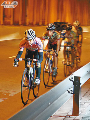 四位Road Bike Rider踩着專業單車比賽環法賽常見的品牌單車，「踩」場四圍走周圍食。 