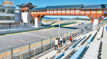 於起跑線上方有條傳統韓風木橋，如此獨特的風景成就了車場的標籤。