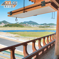 韓風木橋兩端的木屋原來可入內參觀，打開木窗可俯視彎曲賽道。