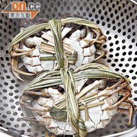 Step 3：放紫蘇葉於水中，煲滾；把蟹反轉放進鍋中隔水蒸20分鐘即可；若蟹重8至10両，則要蒸30分鐘。