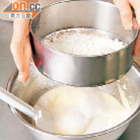 Steps：2. 製作榛子海綿蛋糕；把蛋和糖拌勻打至企身，加入已篩好的麵粉及榛子粉，再加水和菜油拌勻成麵糊。倒進餅模內，放入預熱攝氏180度的焗爐內，焗25至30分鐘。