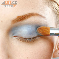 Step 1：先在眼窩塗白色眼影，後塗藍色眼影，範圍由眼頭前至眼尾外約1cm。