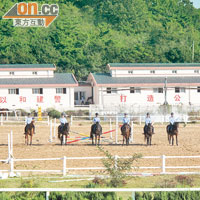 每日下午，基地均有女子騎警表演，大家可以入場參觀。