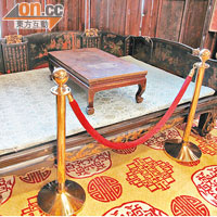 房內還有不少古董，例如這張床，氣派非凡。
