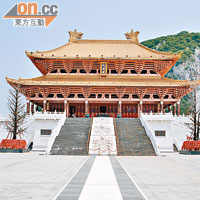 廟內的大成殿建於高近6米的台基之上，並採用唐朝典型的設計風格。