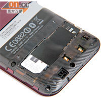 拆開底殼即能更換SIM卡及記憶卡。