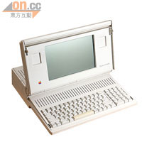 Macintosh Portable是Apple 89年的產品，可算蘋果第一部Laptop，其後才衍生出PowerBook等等。