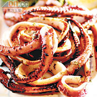 Calamari all'aglio $88<br>新鮮墨魚用橄欖油、香草和蒜蓉調味，煎香後香氣撲鼻，帶點燒烤味道。