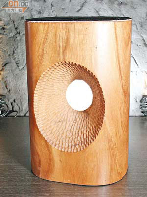 名為「魔瞳」（Devil's eye）的矮櫈，以舊木頭製成，其中空設計令人印象深刻。$3,400
