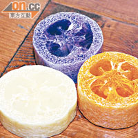 絲瓜皂融合了天然的絲瓜囊及肥皂於一身，既有清潔亦有去死皮作用，售價NT$154起（約HK$40）。