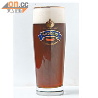 黑啤酒（Dunkel）：深啡色，以為好苦，實則帶甜；但酒精濃度很高。<br>Arcobraeu Schloss Dunkel Draught $58/半公升（a）