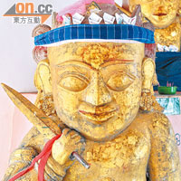 廟內一角放着緬甸現已少見的神怪偶像，當地人稱為「Nat」。