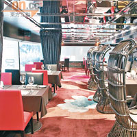 餐廳裝潢饒有特色，黑色主調，天花板選用玻璃增添空間感，都算型格。