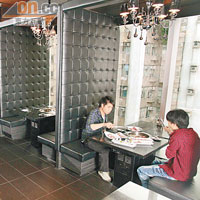 全店一室吊燈、皮椅與雲石枱，比一般日式燒肉店高貴而富有格調。