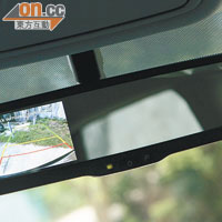 車內倒後鏡集防眩目、顯示車後情況功能於一身。