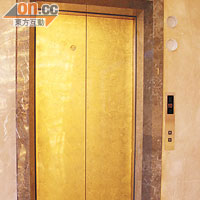 即使是電梯門，都一樣金光閃閃。