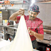 餐廳的薄餅和拉茶都由印籍廚師負責，每次「表演」都引來途人和食客圍觀，場面熱鬧。