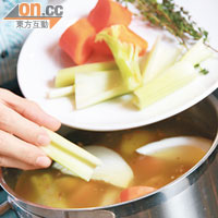 把蔬菜、蒜頭、香葉、百里香加入橄欖油中，加熱至攝氏60度，低溫煮約兩小時，逼出蔬菜味道。