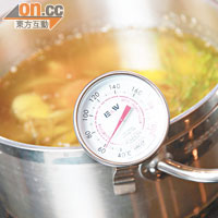 放入橄欖油中繼續用攝氏60度慢煮兩小時即成。