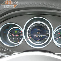 三圈式儀錶板加遮光罩，令駕駛者更能集中閱讀。