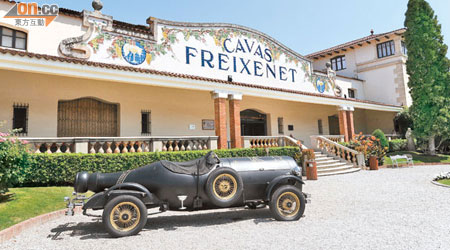 逾百年歷史的Freixenet酒莊，門外有最具創意的酒瓶戰車供遊客拍照。