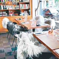 Gourmandiet的餐廳布置簡單卻有皮毛座椅增加格調。