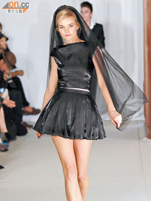 另類的黑色婚紗設計，展現出可人的佻脫形態。