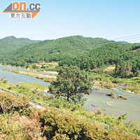 蟾津江是當地著名的江河，配合江邊的樹林及後方的山景，十分優美。