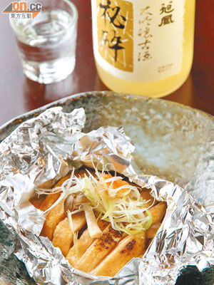 清酒蒸雞 $78<BR>清酒是日本人最常用的廚房米酒，配淡醬油蒸本地雞，風味家常，甜甜香香吃到雞鮮。