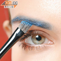 Step 1<br>先掃上啡色眉粉，略為調整眉色，之後On Top掃上藍色。