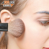 Step 4<br>於臉側打斜掃陰影粉代替胭脂，以塑造更型格妝效。