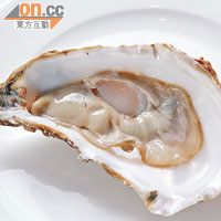 Speciale Tarbouriech $88(a)<BR>法國新進靚蠔，有人叫它Pinky Oyster，因外殼呈粉紅色；蠔肉爽口，鹹味中帶長長的甘甜餘韻。