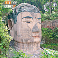 屬世界遺產的樂山大佛，是一尊彌勒佛像，始建於唐代，是世上最大的石造佛像。